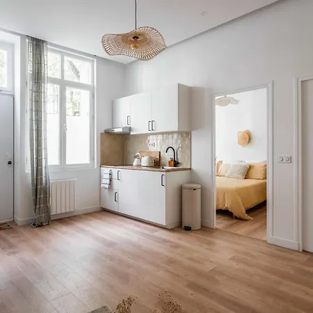 A Modern Renovated Near Metro Line 2