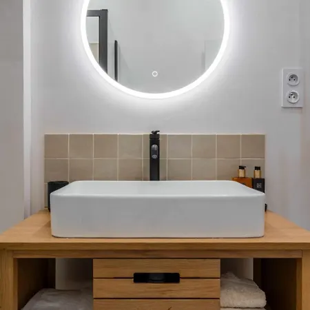 A Modern Renovated Near Metro Line 2 *