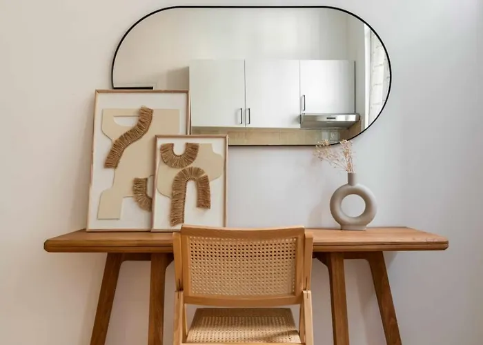 A Modern Renovated Near Metro Line 2 *