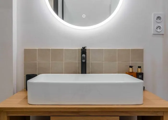 A Modern Renovated Near Metro Line 2 *