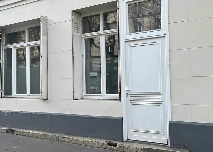 A Modern Renovated Near Metro Line 2 *