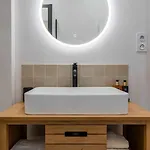 A Modern Renovated Near Metro Line 2 *