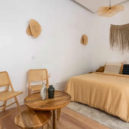 A Modern Renovated Near Metro Line 2 *
