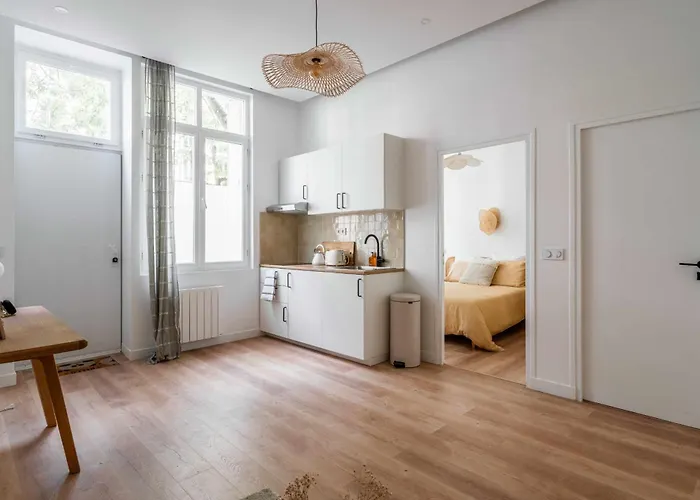A Modern Renovated Near Metro Line 2