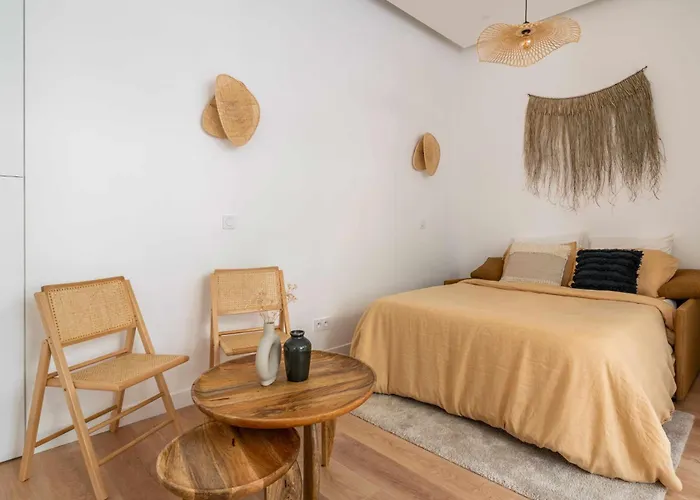 A Modern Renovated Near Metro Line 2 *